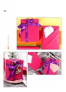Geschenkpapier in Hot Pink mit lila Schleifen und Glocken auf Geschenkboxen