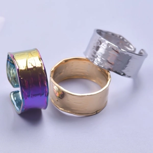 Verstellbare Edelstahlringe mit Hammerschlag-Textur in Gold, Silber und Regenbogenlila