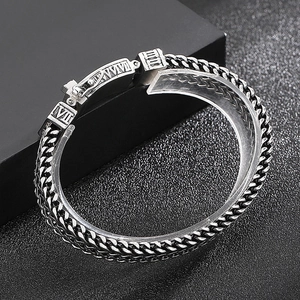 Détail d'un bracelet chaîne en acier inoxydable lourd avec chiffres romains gravés