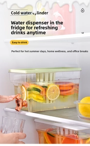 Distributore di bevande in frigo con rubinetto oro rosa e dettaglio tappo verde