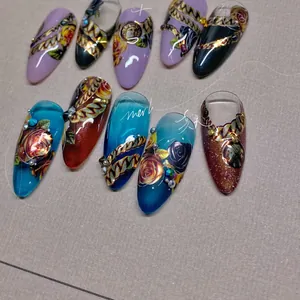 Autocollants à ongles baroques avec chaînes dorées, fleurs et reliefs de camée