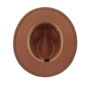 Vista dettagliata dell'interno di un cappello fedora marrone con fascia antisudore