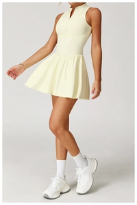 Détail de robe de tennis jaune clair avec col montant à demi-zip et ourlet plissé en ligne A