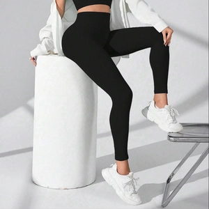 Détail du pantalon de yoga noir à taille haute avec texture côtelée et effet sculptant