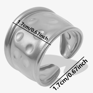 Détail macro d'une bague réglable argentée montrant une largeur de 1,7cm et une texture