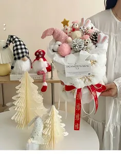 Détail du bouquet de peluches de Noël avec lapins roses, gnomes et fausse fourrure blanche