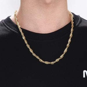 Collier chaîne torsadée en acier inoxydable plaqué or 18 carats pour homme sur fond noir