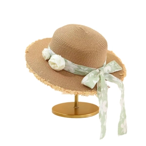 Eleganter Sommer-Strohhut für Damen mit weißen Rosen und grüner floraler Spitzenschleife