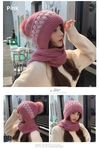 Dettaglio del cappuccio in maglia viola polvere con sciarpa e pompon in ecopelliccia