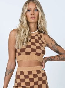 Détail de l'ensemble gilet sans manches en tricot damier et mini-jupe marron