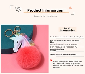 Detalle de llavero unicornio en cuero sintético púrpura con pompón rojo grande de 8cm