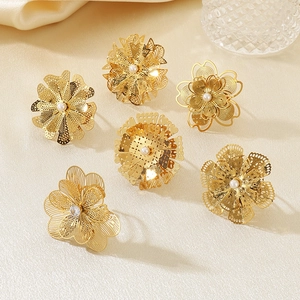 Bague fleur dorée multicouche exagérée avec incrustation de perles et pétales creux
