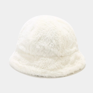 Gros plan sur la texture du bob en fausse fourrure blanche et le matériau pelucheux
