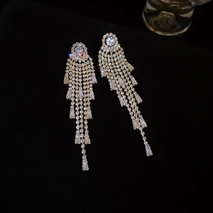 Gros plan de boucles d'oreilles flocon en argent avec franges en zircon et perles