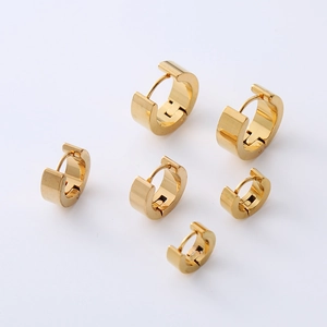 Boucles d'oreilles créoles en acier doré poli de différentes tailles sur fond blanc
