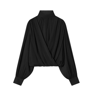Elegante blusa negra con mangas abullonadas, cuello alto y frente cruzado plisado