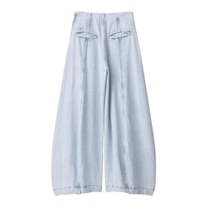 Lichtblauwe jeans met hoge taille en wijde ballonpijpen in een moderne baggy stijl