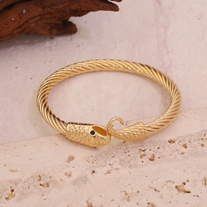 Squisito bracciale dorato a forma di serpente con trama a spirale e dettagli occhi neri