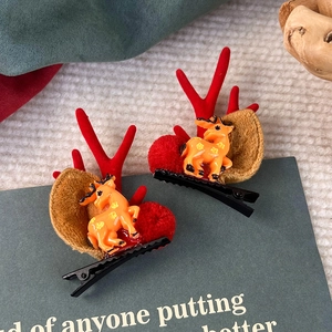 Detail von Weihnachts-Rentier-Haarspangen mit Plüschohren und Metall-Entenschnabel-Clips