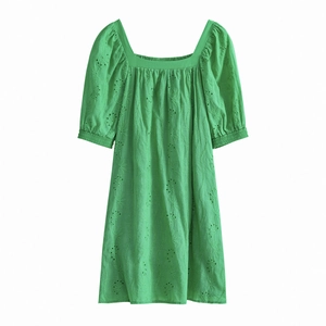 Elegante abito corto verde con scollo quadrato, maniche a sbuffo e ricami traforati
