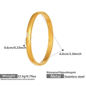 Détail macro du bracelet en acier inoxydable doré avec finition polie et zircon
