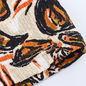 Makro-Detail von strukturiertem Stoff mit orange-schwarzem Tiger-Tiermuster