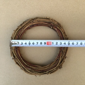 Detail eines natürlichen Rattankranzes mit Maßband und 10cm Innendurchmesser-Anzeige