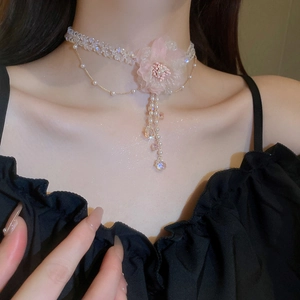 Detail der rosa Netzblume und Perlenquaste an einer mehrlagigen Perlen-Halskette für Damen