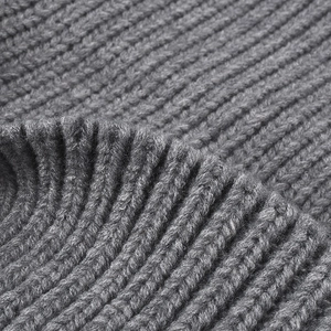 Dunkelgraue, dicke Rippstrickmütze mit doppeltem Umschlag für warme Wintertage im Freien
