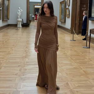 Elegantes braunes Langarm-Plissee-Kleid in schmaler Passform mit skulpturalem Fischschwanzsaum