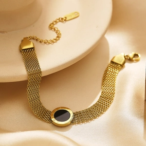 Bracelet maille dorée avec pendentif chiffres romains et disque noir sur satin