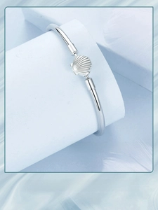 Close-up of S925 sterling silver shell basic bracelet on a white display stand