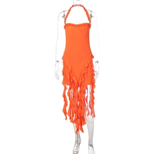 Detail des orangen Neckholder-Kleids mit Volantbesatz und asymmetrischem Saum