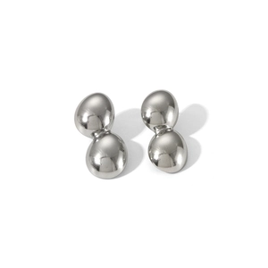 Vue macro de boucles d'oreilles en forme de haricot argenté avec finition polie miroir