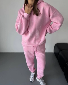 Vue complète d'un ensemble hoodie et jogging rose effet délavé porté par un mannequin