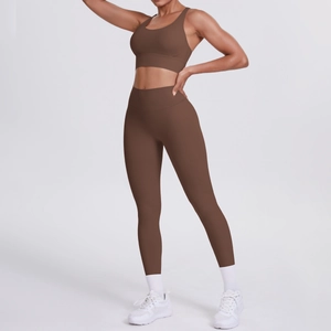 Vue détaillée de l'ensemble de yoga marron foncé avec brassière et legging taille haute sport