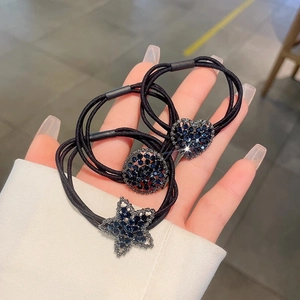 Trois élastiques à cheveux noirs avec charmes en strass bleus cœur, cercle et étoile