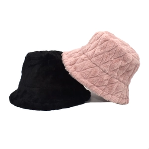 Winterlicher Plüsch Fischerhut mit Rautenmuster-Struktur in Schwarz und Rosa