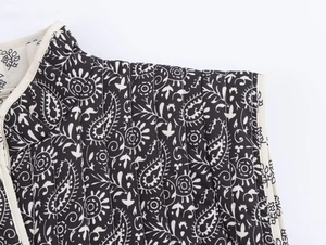 Dettaglio del gilet trapuntato con stampa paisley che mostra cuciture e finitura del collo