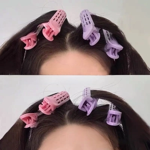 Gros plan sur des pinces à racines roses et violettes pour donner du volume aux cheveux