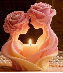 Detalle del molde de vela con silueta de cabeza de rosa con luces cálidas y perlas