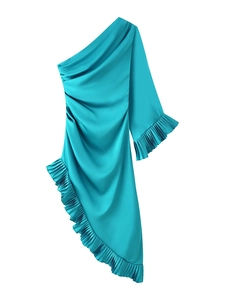 Détail de la robe en satin bleu lagon avec volants élégants et ourlet asymétrique