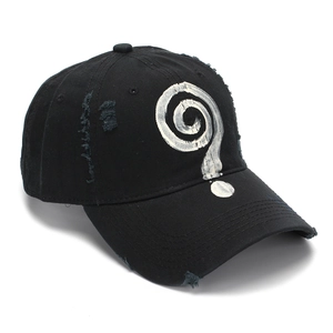 Dettaglio cappello nero stile vintage con grafiche a spirale bianche fatte a mano