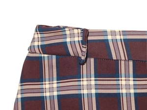 Détail de la taille à carreaux avec passants de ceinture et coutures de qualité supérieure