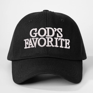 Détail de la broderie 3D blanche avec texte GOD'S FAVORITE sur casquette en coton noir
