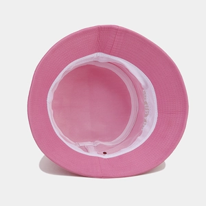 Cappello bucket in tela rosa con dettaglio della fascia interna e cuciture rinforzate