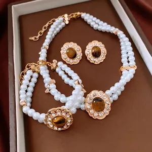 Set di gioielli vintage con collana di perle, bracciale e orecchini con pietre occhio di tigre