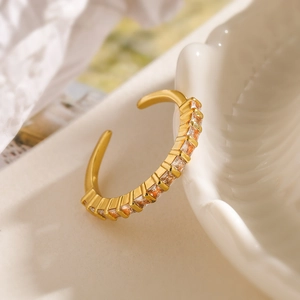 Elegant 18K gold plated ring with champagne square zircon in a flexible open design