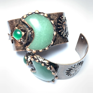 Detail von Vintage-Bronze-Armbändern mit Himmelsmotiven und grünen Quarzsteinen