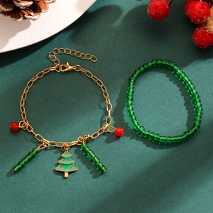 Détail de bracelets de Noël avec pendentif sapin vert et perles de cristal colorées